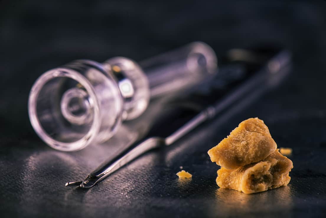 dan nail and concentrate on black table, guide to dab nails